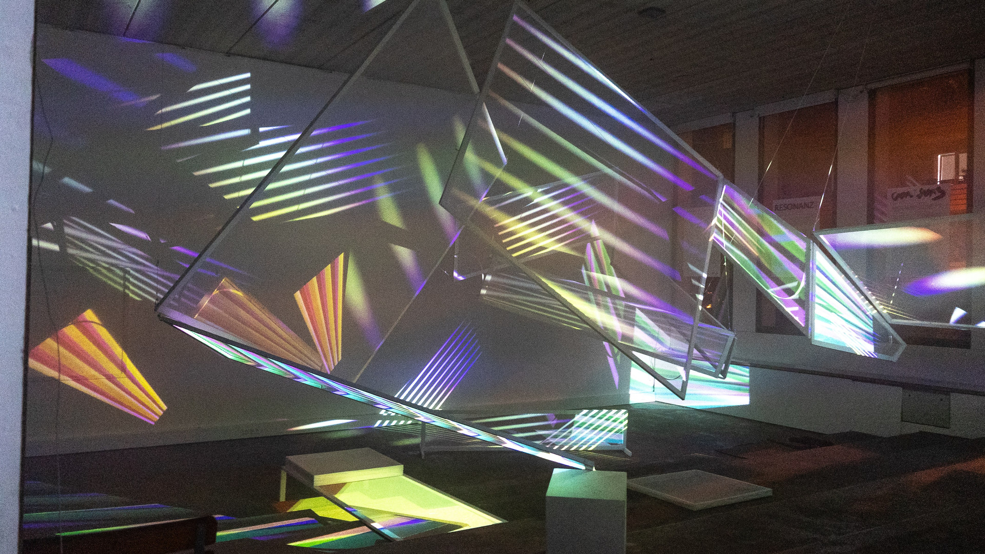 Fragmente – Prismatische Lichtinstallation